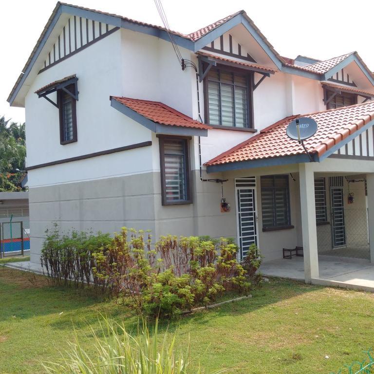 Az Zahra Homestay Klia Sepang Luaran gambar